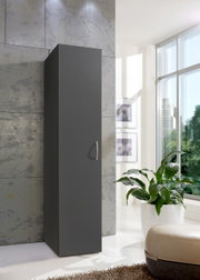 Moderner grauer Mehrzweckschrank in einem hellen Raum, seitliche Perspektive