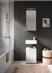 Moderne Badkombination VIRA mit Spiegel und Waschbecken, frontal fotografiert. Stilvolles Design mit dunkler Wandverkleidung und minimalistischen Elementen.