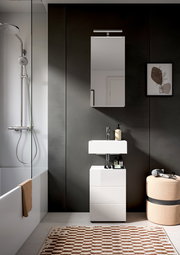 Moderne Badkombination VIRA mit Spiegel und Waschbecken, frontal fotografiert. Stilvolles Design mit dunkler Wandverkleidung und minimalistischen Elementen.