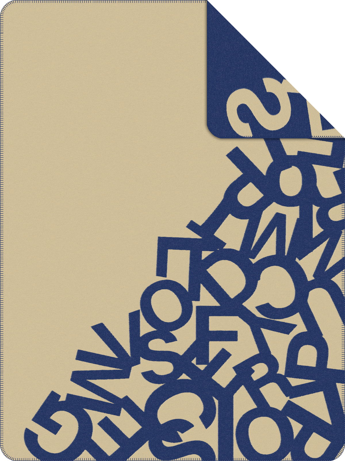 s.Oliver Tagesdecke Jacquard Decke von s.Oliver mit blauem Buchstabenmuster auf beigem Hintergrund, Draufsicht