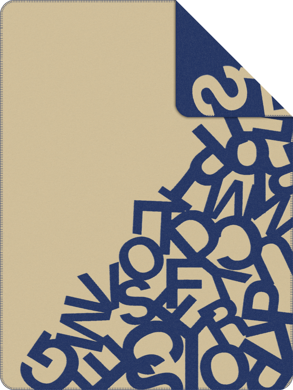 Jacquard Decke von s.Oliver mit blauem Buchstabenmuster auf beigem Hintergrund, Draufsicht