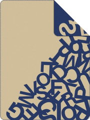 Jacquard Decke von s.Oliver mit blauem Buchstabenmuster auf beigem Hintergrund, Draufsicht