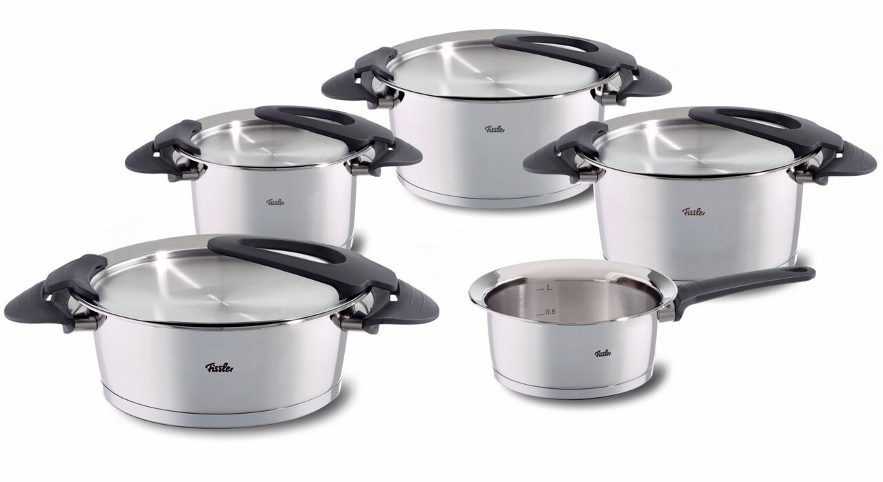 Fissler Topfset Intensa 5-tlg. matt Fünfteiliges Topfset Intensa aus Edelstahl mit schwarzen Griffen, aus der Vogelperspektive fotografiert.