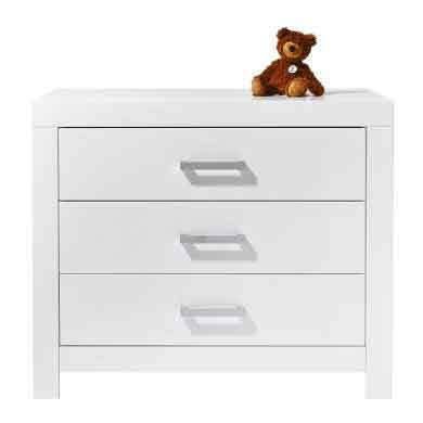 Weiße Kommode mit drei Schubladen, frontal abgebildet, mit einem kleinen Teddybär oben drauf.