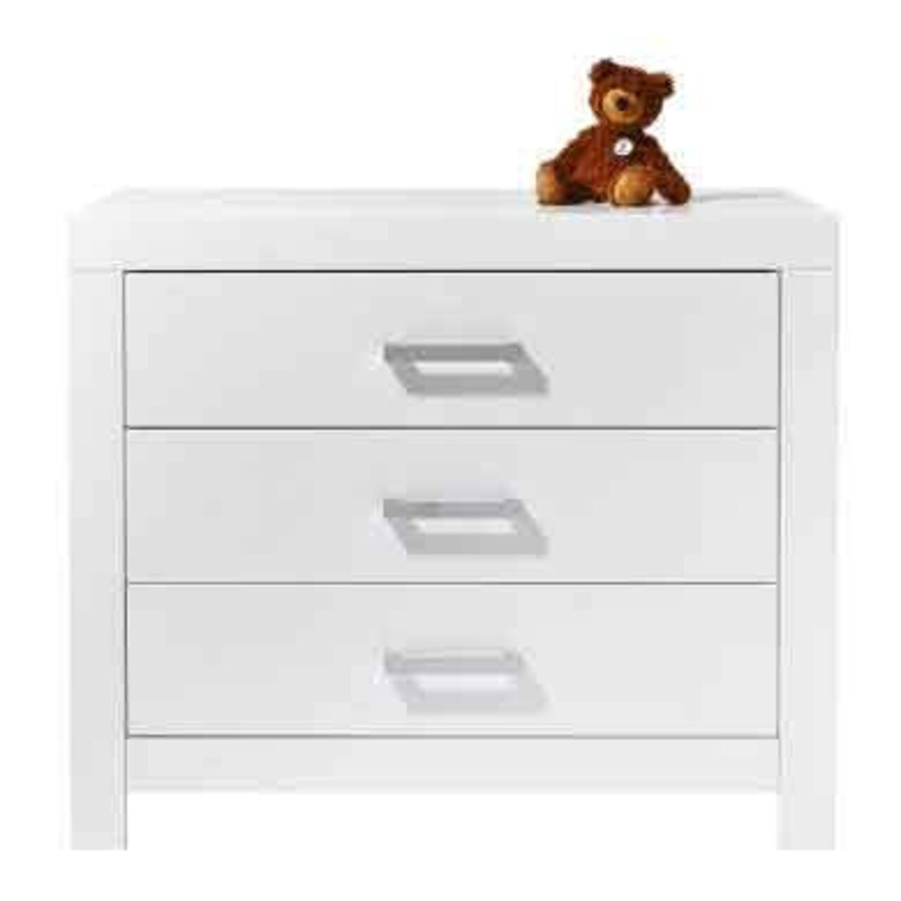 Weiße Kommode mit drei Schubladen, frontal abgebildet, mit einem kleinen Teddybär oben drauf.