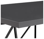 Moderner Schreibtisch mit schwarzer Tischplatte und schrägen Metallbeinen, seitliche Perspektive