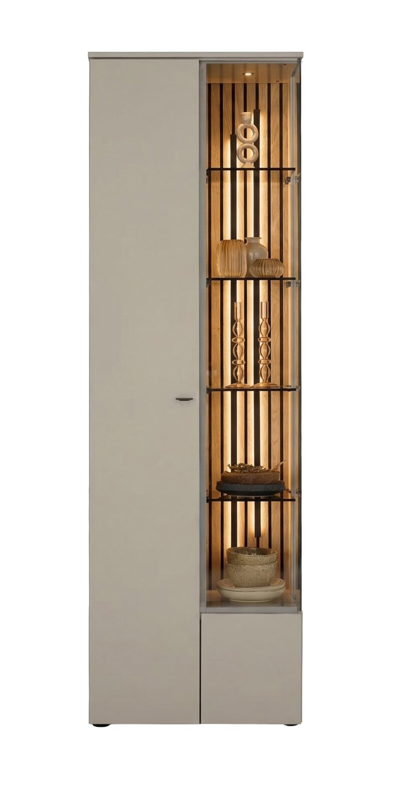 Venjakob Vitrine VANYA Hoge moderne vitrinekast in lichtgrijs met glazen deur rechts, houten lattenwand en warme LED-verlichting met decoratieve items op de planken, frontaal aanzicht.