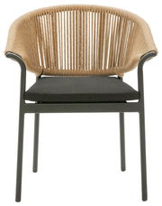 Moderner Gartensessel mit geflochtener Rückenlehne und schwarzem Sitzpolster, Frontalansicht