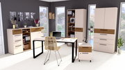 Moderner Schreibtisch in einem stilvollen Büro mit Blick auf große Fenster und eleganter Dekoration, aus der Perspektive von vorne.