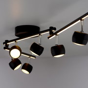 Moderne Deckenleuchte mit mehreren verstellbaren Strahlern in schwarzem Design, seitliche Perspektive.