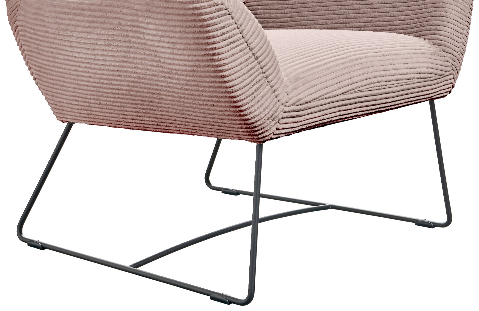 Close-up van een fauteuil met een roze geribbelde stoffen bekleding en een zwart metalen frame, gezien vanaf de zijkant