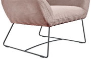 Nahaufnahme eines Sessels mit rosa geripptem Stoffbezug und schwarzem Metallgestell, seitliche Perspektive