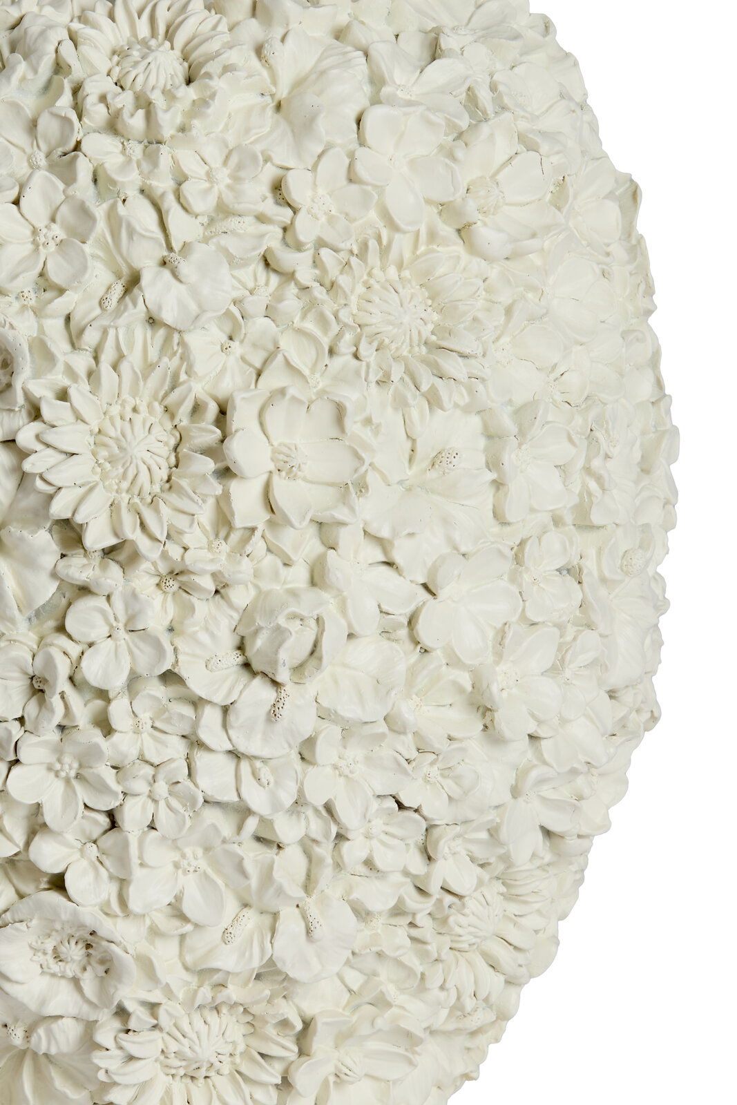 Light&Living Vase VIOLETA 30,5cm Nahaufnahme einer Vase mit detailliertem Blumenrelief in Weiß, seitliche Perspektive