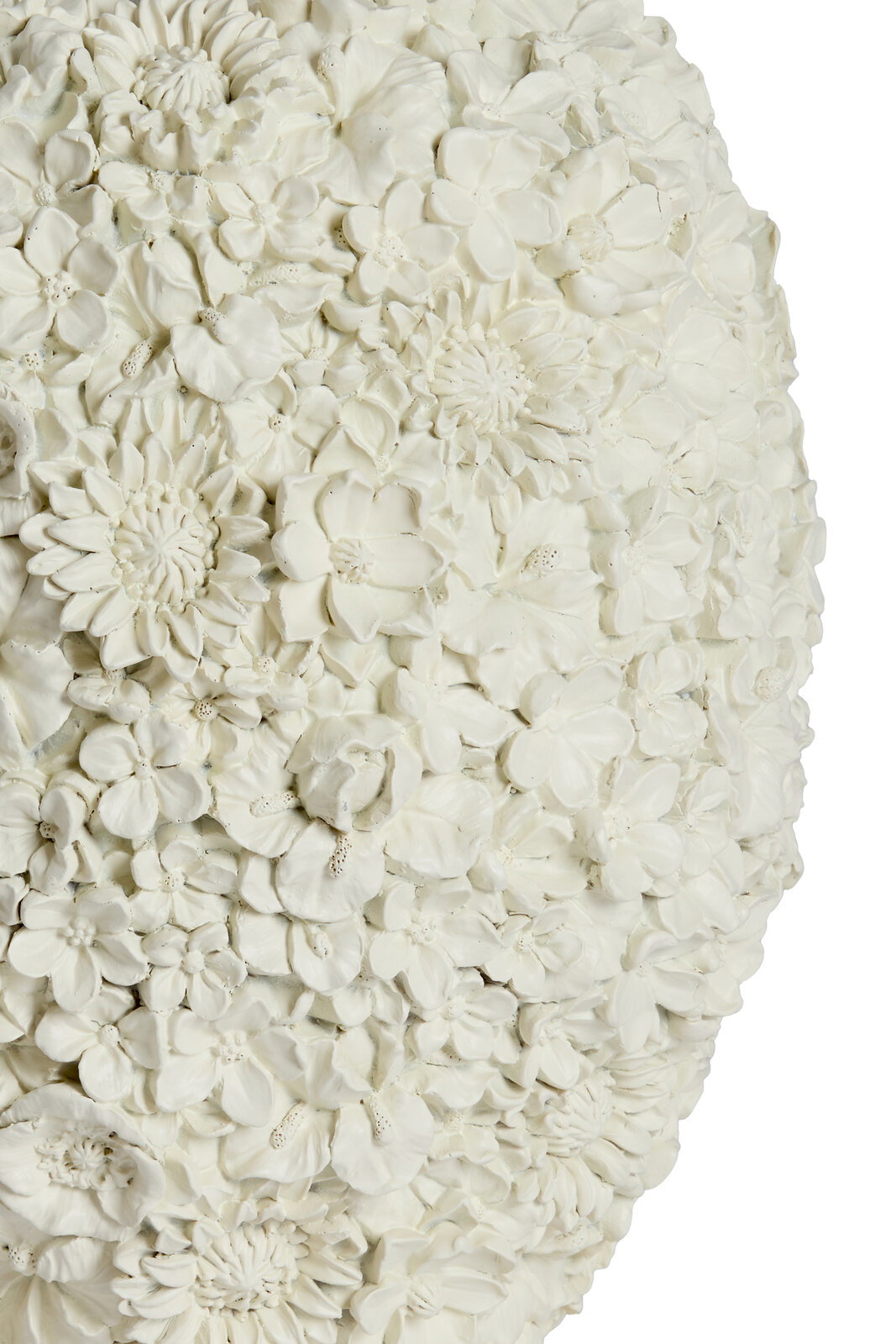 Nahaufnahme einer Vase mit detailliertem Blumenrelief in Weiß, seitliche Perspektive