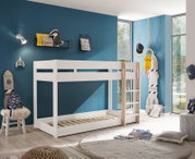 Weißes Etagenbett in einem modernen Kinderzimmer mit blauer Wand, von der Seite betrachtet.
