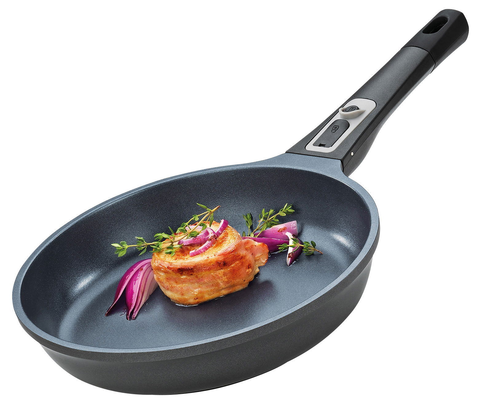Bratpfanne Milano 24cm mit gebratenem Fleisch und Zwiebeln, seitliche Perspektive
