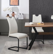 Moderner Esszimmerstuhl mit hellbeigem Stoffbezug und schwarzem Metall-Schwinggestell am Holzesstisch, seitliche Perspektive im Wohnambiente