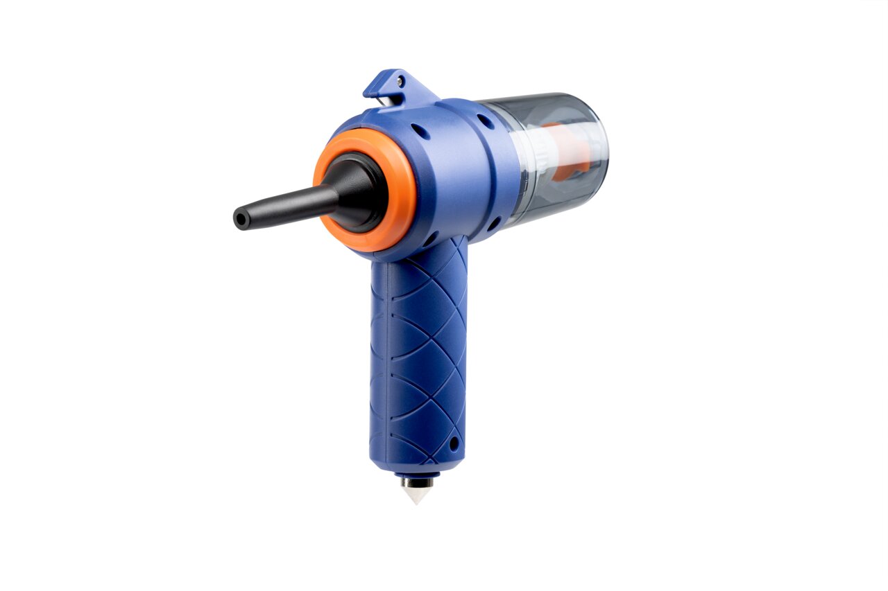 Blauer Handstaubsauger mit orangefarbenen Akzenten, seitliche Perspektive