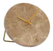 Nahaufnahme einer runden Tischuhr aus braunem Marmor mit goldenen Zeigern und minimalistischen Markierungen, seitliche Perspektive.