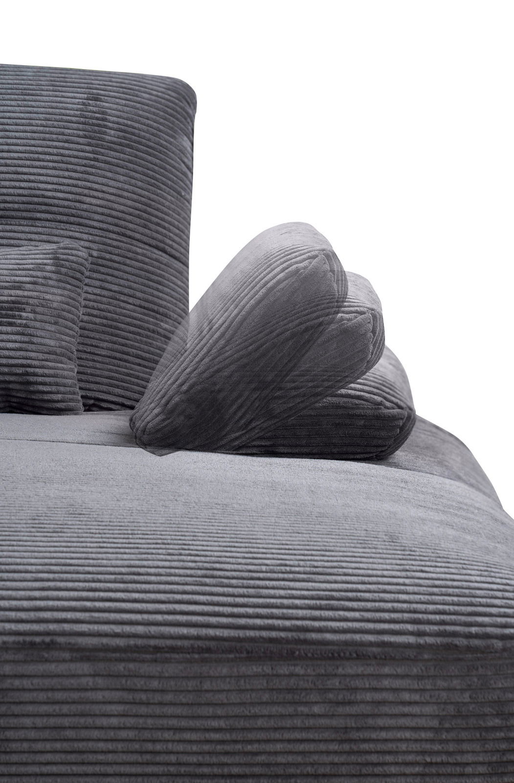 Nahaufnahme einer grauen, gerippten Rundecke mit Kissen, seitliche Perspektive
