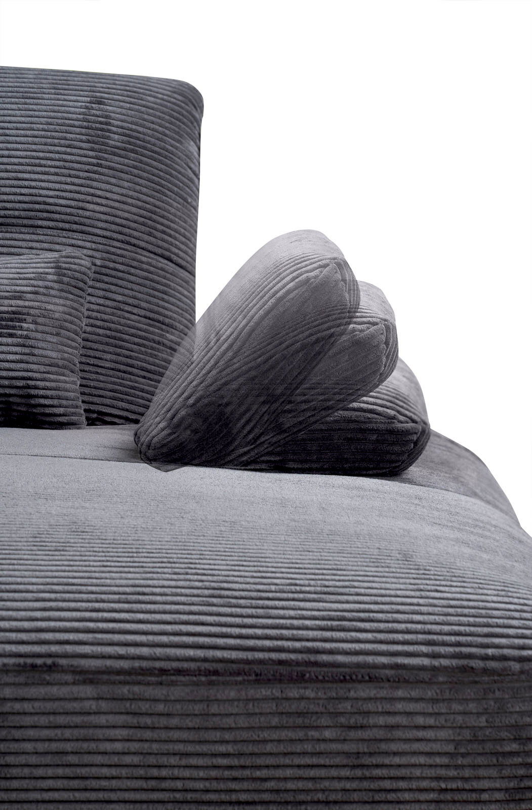 Nahaufnahme einer grauen, gerippten Rundecke mit Kissen, seitliche Perspektive