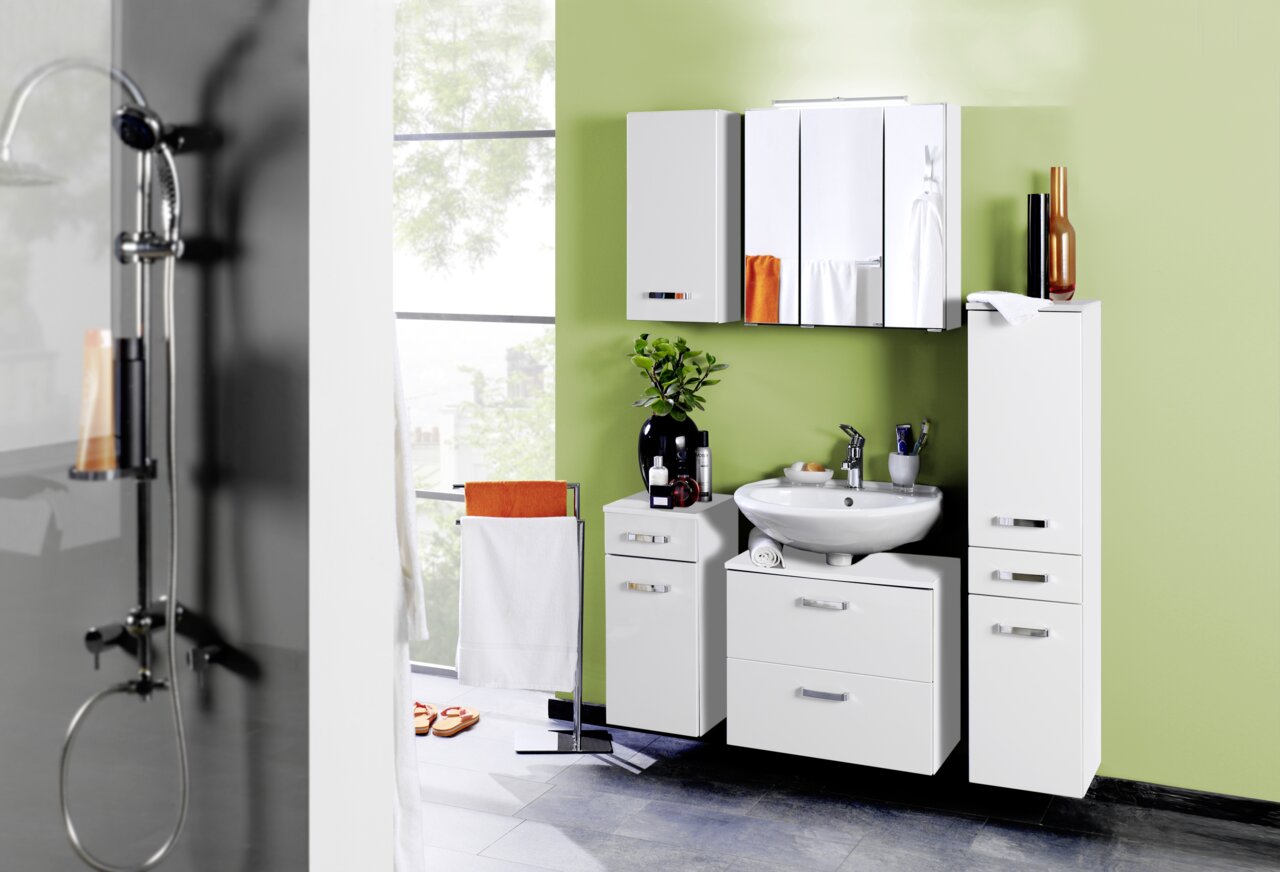 Moderner Spiegelschrank in einem stilvollen Badezimmer mit grüner Wand, Waschbecken und weißen Schränken, aus der Frontalperspektive betrachtet.