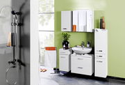 Moderner Spiegelschrank in einem stilvollen Badezimmer mit grüner Wand, Waschbecken und weißen Schränken, aus der Frontalperspektive betrachtet.