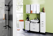 Moderner Spiegelschrank in einem stilvollen Badezimmer mit grüner Wand, Waschbecken und weißen Schränken, aus der Frontalperspektive betrachtet.