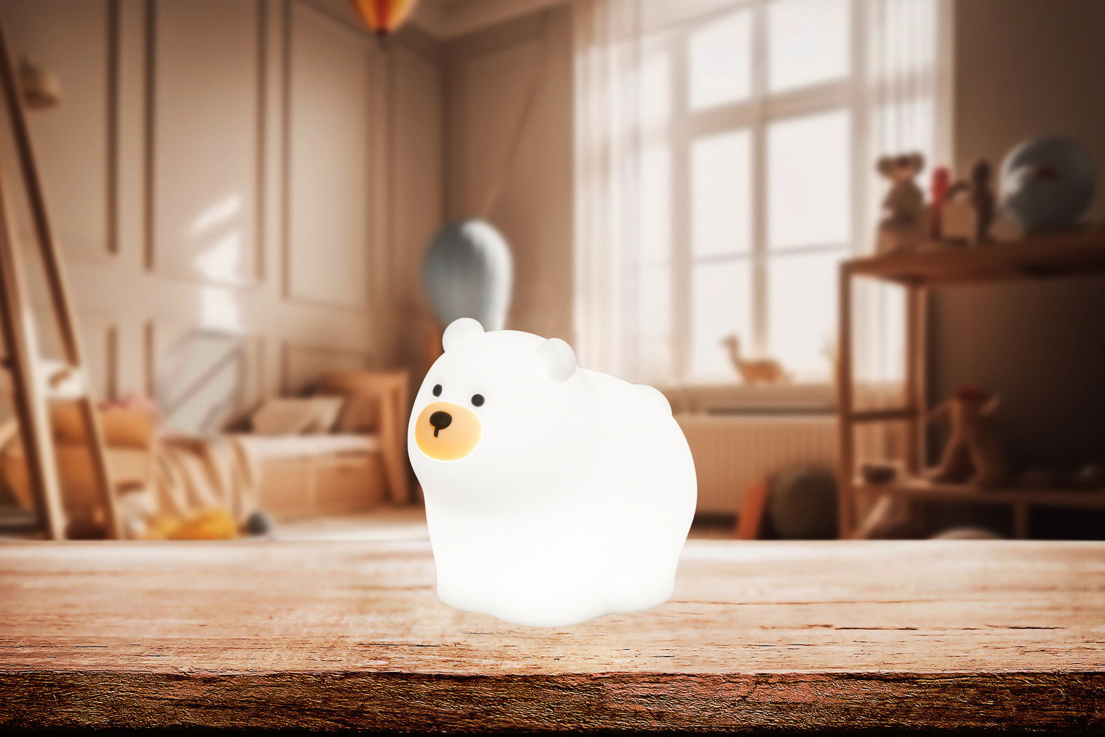 FHL easy Akku-Nachtlicht Polar Bear KNUT Niedliches Akku-Nachtlicht in Form eines Eisbären, seitliche Perspektive, auf einem Holztisch in einem gemütlichen Kinderzimmer platziert.