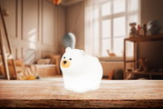 Niedliches Akku-Nachtlicht in Form eines Eisbären, seitliche Perspektive, auf einem Holztisch in einem gemütlichen Kinderzimmer platziert.