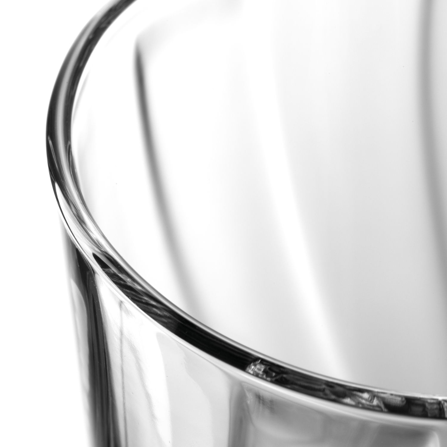 Nahaufnahme eines Leonardo Trinkglases TWIST mit geschwungenem Design, seitliche Perspektive