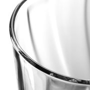 Nahaufnahme eines Leonardo Trinkglases TWIST mit geschwungenem Design, seitliche Perspektive