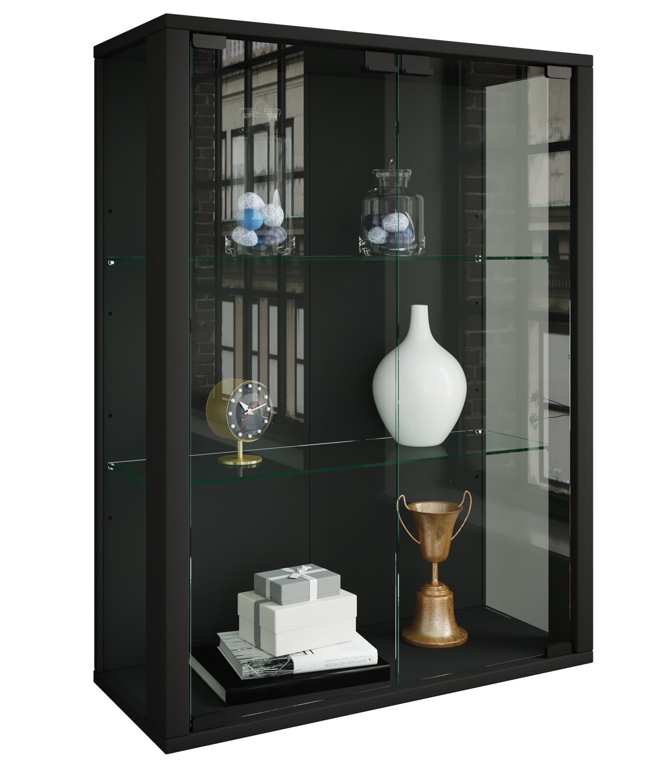 Schwarze Glasvitrine mit zwei Glastüren und Glasböden, bestückt mit Dekoobjekten (Vase, Uhr, Pokal), in frontaler leicht seitlicher Perspektive