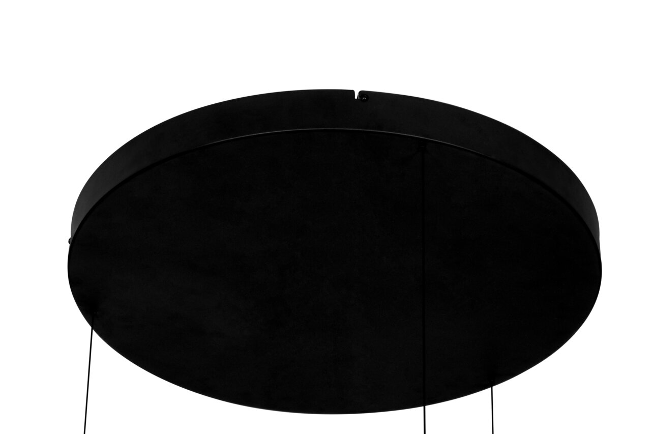 Schwarze runde Deckenhalterung einer LED-Hängeleuchte, von unten betrachtet.