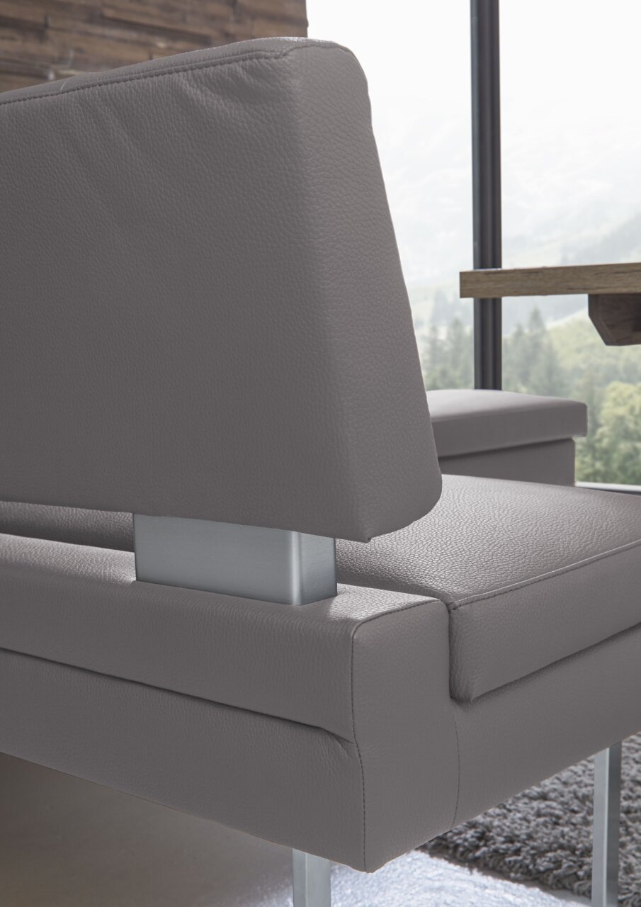 Detailansicht einer modernen Eckbank mit grauem Lederbezug und Metallakzenten, seitliche Perspektive.
