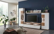 Moderne Wandkombination SYLT in einem stilvollen Wohnzimmer, frontal betrachtet. Die Kombination aus weißen und holzfarbenen Elementen bietet Platz für Dekoration und Unterhaltungselektronik.
