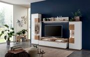 Moderne Wandkombination SYLT in einem stilvollen Wohnzimmer, frontal betrachtet. Die Kombination aus weißen und holzfarbenen Elementen bietet Platz für Dekoration und Unterhaltungselektronik.