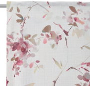 Zartes, halbtransparentes Stofftuch mit Aquarell-Blumenmuster in Rosa und Beige auf hellem Hintergrund, flach von oben fotografiert (Draufsicht).