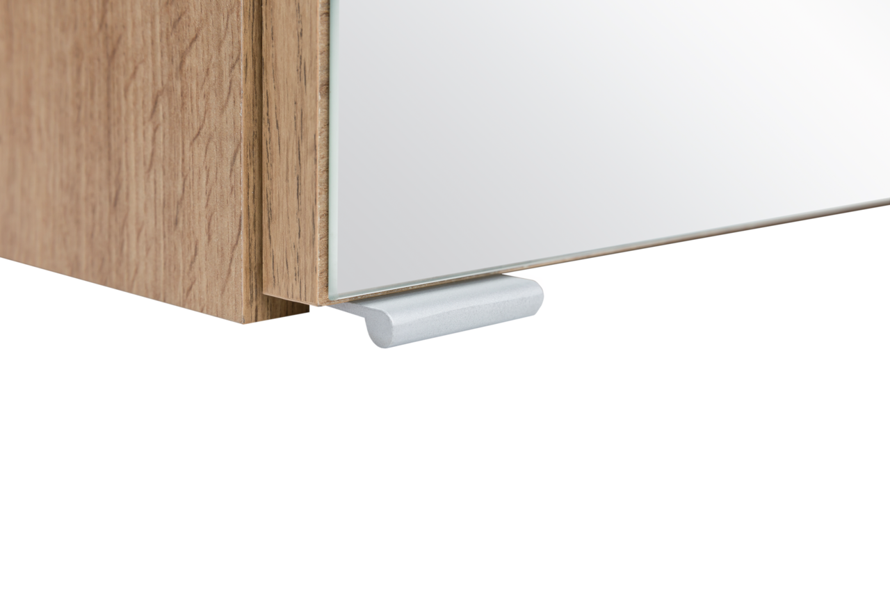 Nahaufnahme eines Spiegelschranks mit Holzrahmen und silbernem Griff, seitliche Perspektive