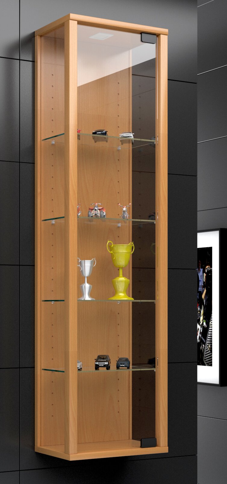 Hohe Wandvitrine mit hellem Holzrahmen und Glasfront, innen mehrere Glasböden mit Modellautos und Pokalen, in leichter Schrägansicht von vorne.