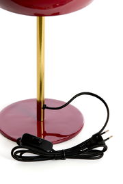 Nahaufnahme der Tischleuchte SURIN mit einem goldenen Ständer und einem roten Sockel, inklusive schwarzem Kabel und Schalter.