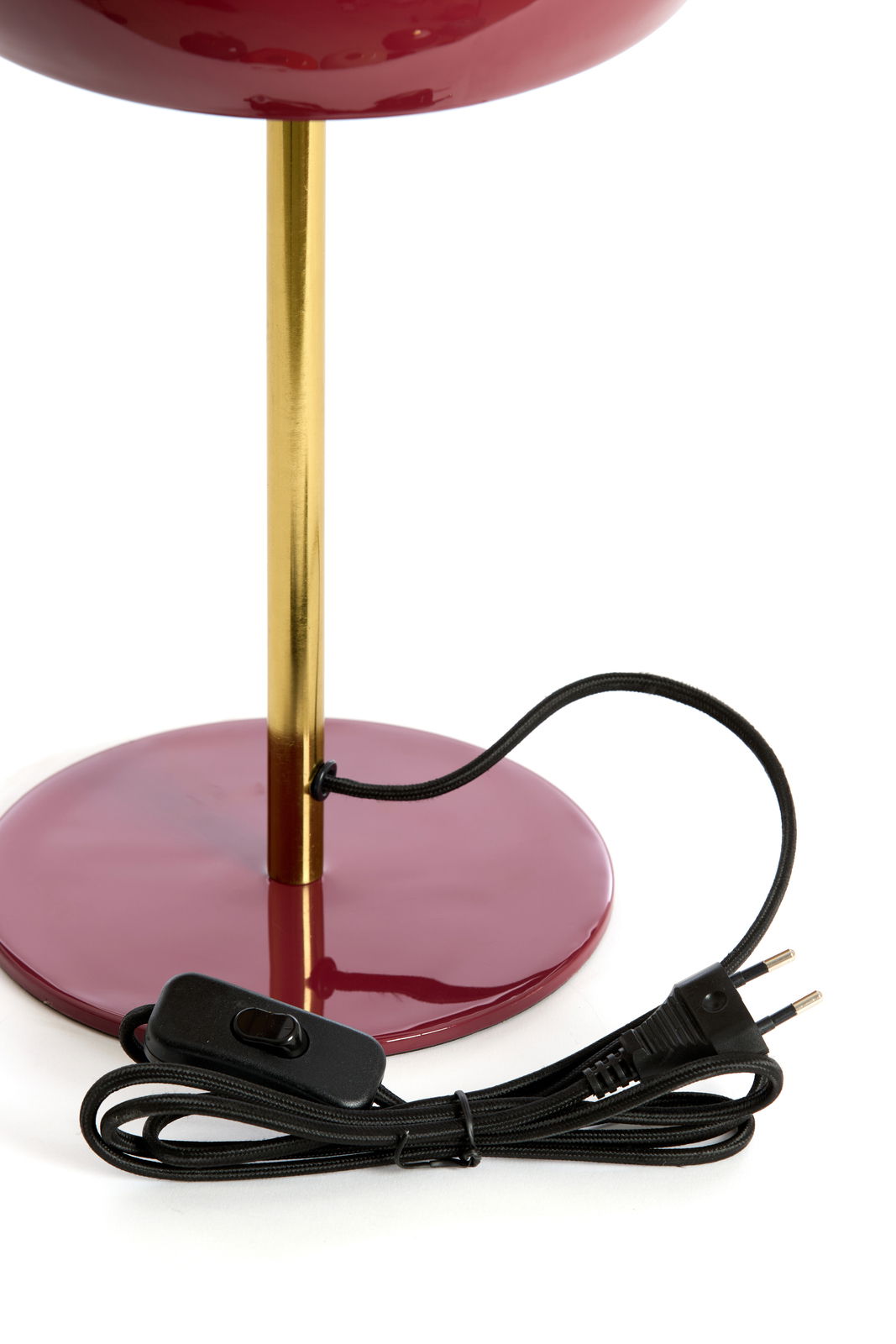Nahaufnahme der Tischleuchte SURIN mit einem goldenen Ständer und einem roten Sockel, inklusive schwarzem Kabel und Schalter.