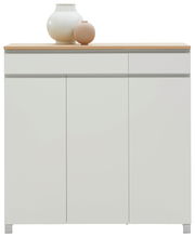 Moderner weißer Schuhschrank mit drei Türen und Holzplatte, frontal fotografiert, dekoriert mit zwei Vasen.