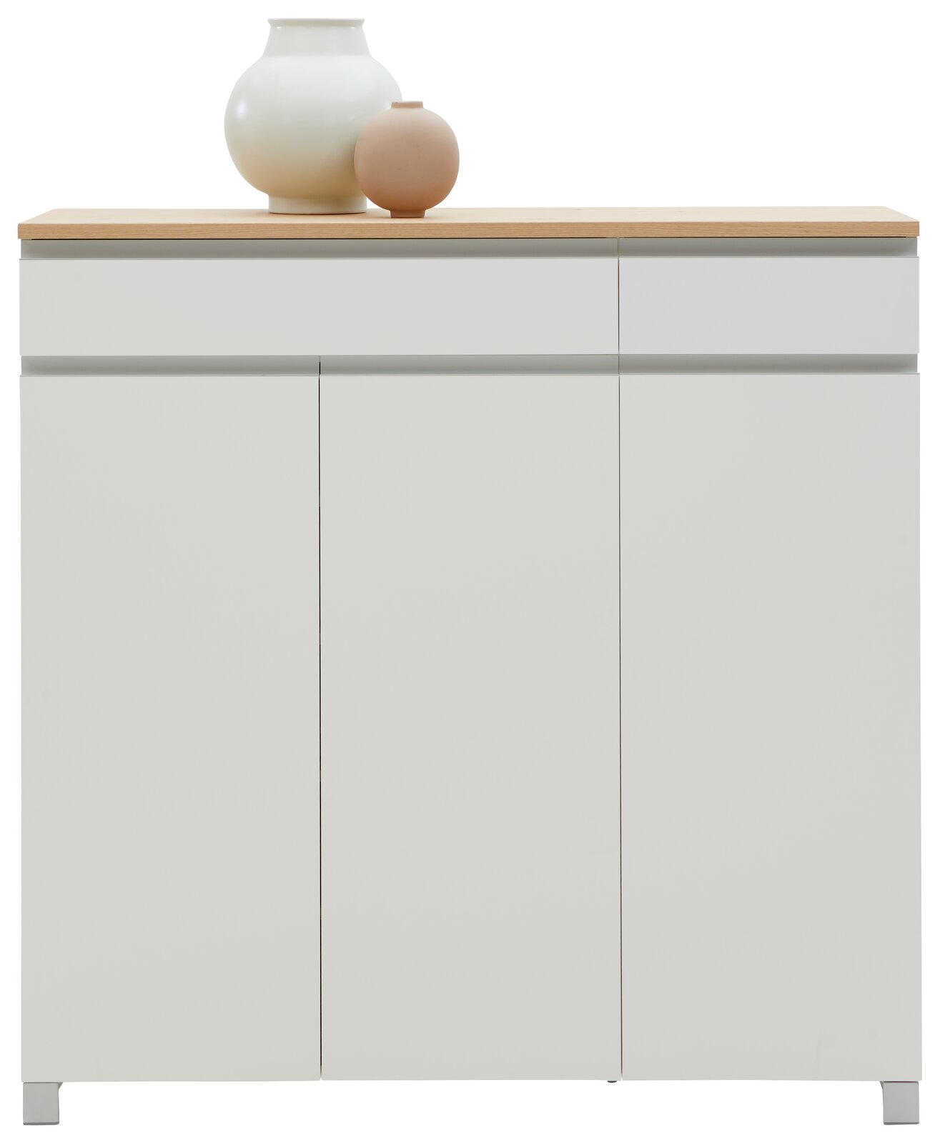 Moderner weißer Schuhschrank mit drei Türen und Holzplatte, frontal fotografiert, dekoriert mit zwei Vasen.