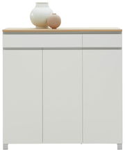 Moderner weißer Schuhschrank mit drei Türen und Holzplatte, frontal fotografiert, dekoriert mit zwei Vasen.