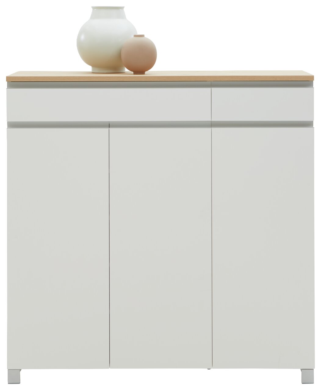 Dieter Knoll Schuhschrank SORRENT Moderner weißer Schuhschrank mit drei Türen und Holzplatte, frontal fotografiert, dekoriert mit zwei Vasen.