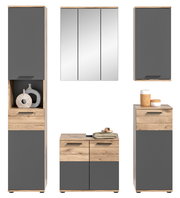 Moderne Badkombination mit grauen und holzfarbenen Elementen, bestehend aus einem hohen Schrank, einem Spiegelschrank, einem Hängeschrank und zwei Unterschränken. Frontalansicht.