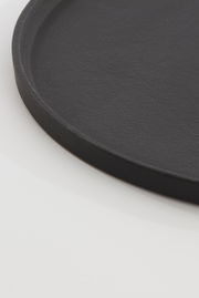 Schwarze runde Schale aus der Seitenperspektive, Durchmesser 40 cm, Höhe 1,5 cm