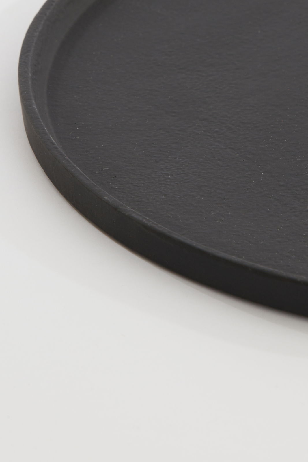 Schwarze runde Schale aus der Seitenperspektive, Durchmesser 40 cm, Höhe 1,5 cm