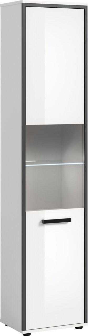 Hoher, schmaler Vitrinenschrank in Weiß mit anthrazitfarbenem Rahmen, mittigem Glaseinsatz und schwarzem Griff, in leichter Front-/Seitenansicht (3/4-Perspektive) freigestellt auf weißem Hintergrund.